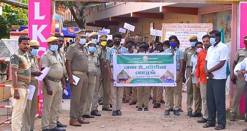 செம்பனார்கோயிலில் வன உயிரினம் பாதுகாப்பு அவசியம் குறித்து பதாகைகளை கையில் ஏந்தியபடி கீழமுக்குட்டு கடைவீதி வரை பேரணியாக சென்ற 200க்கும் மேற்பட்ட பள்ளி மாணவர்கள்.
