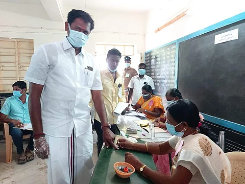 ஓமலூர் சட்டப்பேரவை தொகுதி உறுப்பினர் மணி தனது சொந்த ஊரான பெரியேரிப்பட்டி ஊராட்சியில் தனது வாக்கினை பதிவு செய்தார்.