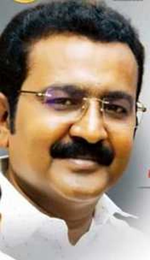 டி.ஆா்.வி.எஸ்.ரமேஷ்.