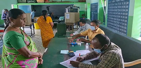 மூலனூர் ஒன்றியம் எரசினாம்பாளையத்தில் நடைபெற்ற ஊராட்சித் தலைவர் பதவிக்கு சனிக்கிழமை வாக்களிக்கும் வாக்காளர்கள்.