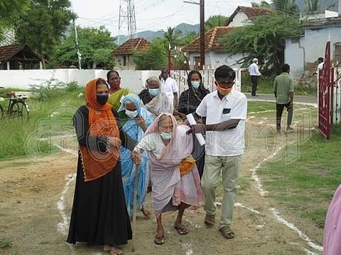 திருநெல்வேலி மாவட்டம், களக்காடு அருகேயுள்ள கீழக்கருவேலன்குளம் டி.டி.டி.ஏ துவக்கப்பள்ளியில் சனிக்கிழமை வாக்களிக்க வந்த கேசவனேரியைச் சேர்ந்த மூதாட்டிகள் மூவர்.