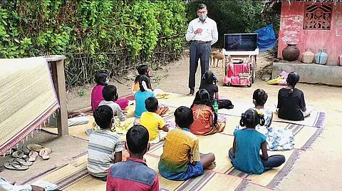வழிகாட்டுகிறார் சீர்காழி சீனிவாசன்