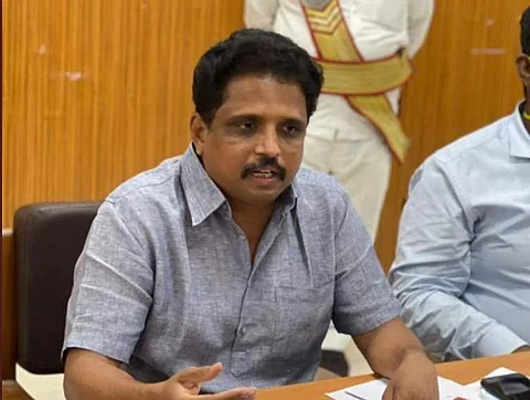 அரசு வங்கியா? அதிகாரி வீட்டு பூஜை அறையா? சு. வெங்கடேசன் எம்பி கண்டனம்