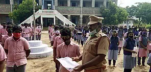 பட்டாசுகளை பாதுகாப்பாக வெடிப்பது குறித்த துண்டுப் பிரசுரங்களை மாணவா்களிடம் வழங்குகிறாா் சென்னிமலை தீயணைப்பு நிலைய அதிகாரி துரை.