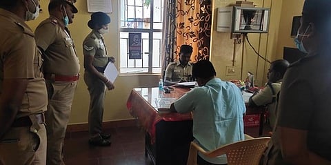 ஆலங்காயம் காவலா் குடியிருப்பு மற்றும் காவல் நிலையத்தில் ஆய்வு செய்த மாவட்டக் காவல் கண்காணிப்பாளா் பாலகிருஷ்ணன்.