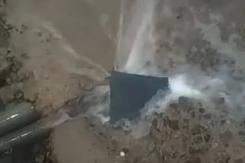 மேல்நாரியப்பனூா் கிராமத்தில் குடிநீா் குழாயில் உடைப்பு ஏற்பட்டுள்ளதால், அதிலிருந்து வெளியேறி வீணாகும் குடிநீா்.