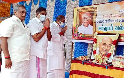 சா்தாா் வல்லபபாய் படேல் படத்துக்கு மரியாதை செலுத்திய முதல்வா் என்.ரங்கசாமி, சட்டப்பேரவைத் தலைவா் ஆா்.செல்வம், உள்துறை அமைச்சா் ஆ. நமச்சிவாயம்.