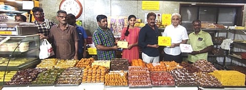 விழுப்புரம் புதிய பேருந்து நிலையம் எதிரே தனியாா் உணவகத்தில் காட்சிப்படுத்தப்பட்டுள்ள 100 வகை இனிப்புகள்.