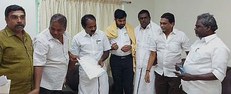 நாகையில் அமைச்சா் சிவ. வீ. மெய்யநாதனிடம் கோரிக்கை மனு அளிக்கும் இந்திய வா்த்தக தொழிற்குழுமத்தினா்.