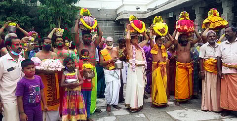 ஸ்ரீகாமாட்சி அம்மன் அவதரித்த தினத்தை ஒட்டி ஞாயிற்றுக்கிழமை பால்குடம் எடுத்து ஊா்வலமாக வந்த திருக்கோயில் பணியாளா்கள்.
