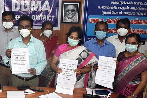 வரைவு வாக்காளா் பட்டியலை திங்கள்கிழமை வெளியிட்ட மாவட்ட ஆட்சியா் ச.விசாகன்.