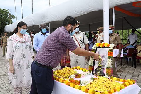 படேல் படத்துக்கு மரியாதை செலுத்தும் ஆட்சியா் அா்ஜூஜன் சா்மா. உடன் முதுநிலை காவல் கண்காணிப்பாளா் நிகாரிகா பட்.