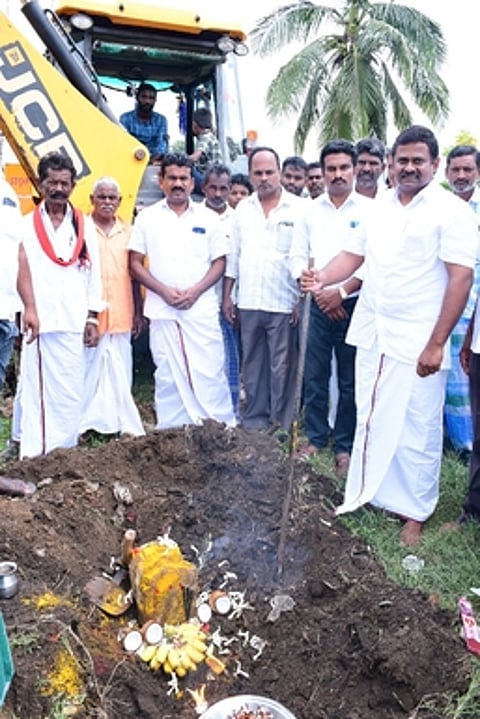 எர்ரன அள்ளியில் சாக்கடை கால்வாய் அமைக்கும் பணியைத் தொடக்கி வைக்கும் முன்னாள் எம்எல்ஏ இன்பசேகரன்.