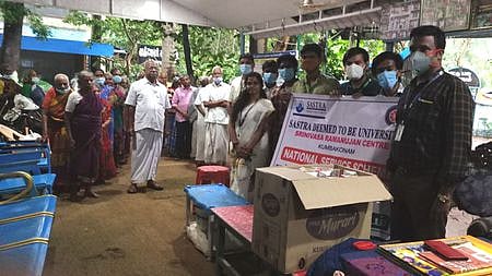 தில்லையம்பூா் முதியோா் இல்லத்தில் அண்மையில் தீபாவளி கொண்டாடிய கும்பகோணம் சாஸ்த்ரா ஸ்ரீனிவாச ராமானுஜன் மைய நாட்டு நலப்பணித் திட்ட மாணவா்கள்.