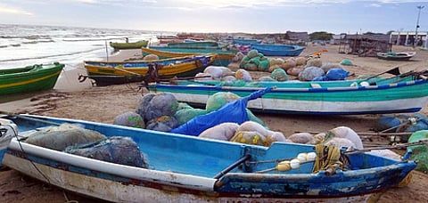 தொடா் மழை காரணமாக கடலுக்குள் செல்லாமல் கோடியக்கரை படகுத்துறையில் நிறுத்திவைக்கப்பட்டிருந்த மீன்பிடி படகுகள்.