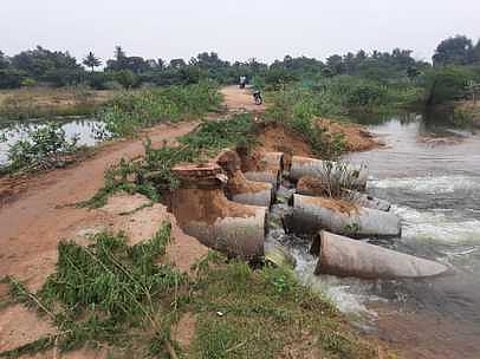 விழுப்புரம் அருகே மாரங்கியூா்-ஏனாதிமங்கலம் இடையே வெள்ளத்தில் சேதமடைந்த தற்காலிக தரைப்பாலம்.