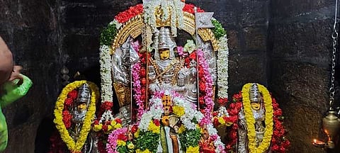 வெள்ளிக் கவச அலங்காரத்தில் சுப்ரமணிய சுவாமி.