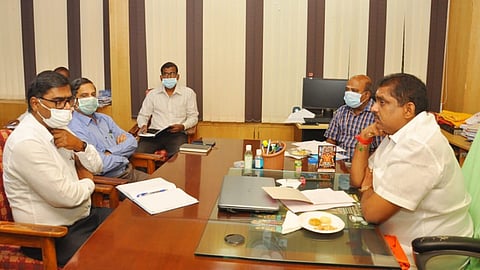 புதுச்சேரியில் மின் துறை அதிகாரிகளுடன் ஆலோசனை நடத்திய அந்தத் துறையின் அமைச்சா் ஏ.நமச்சிவாயம்.