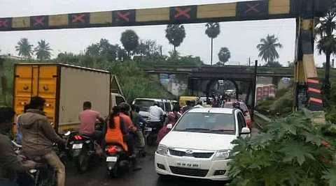 ரயில்வே மேம்பாலத்தில் தண்ணீர் தேங்கியதால் ஏற்பட்டுள்ள போக்குவரத்து பாதிப்பு.