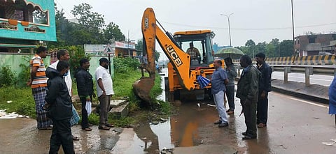 ஆரம்பாக்கம் அணுகு சாலையில் அடைப்பட்டு கிடந்த கால்வாய்களை ஜேசிபி இயந்திரம் மூலம் நடைபெற்று வரும் தூர்வாரும் பணி.