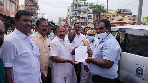 உசிலம்பட்டி சட்டப்பேரவை உறுப்பினர் பி. ஐயப்பன் தலைமையில் அதிமுகவினர் மாவட்ட ஆட்சியரிடம் 58 கிராம பாசன கால்வாயில் தண்ணீர் திறக்க கோரி மனு கொடுத்தனர்.