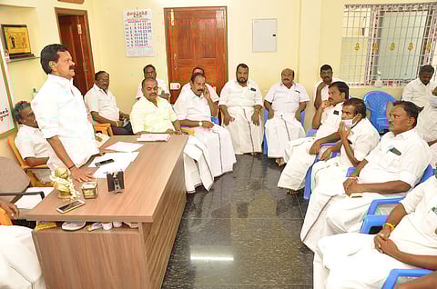 கிருஷ்ணகிரியில் நடைபெற்ற கிழக்கு மாவட்ட அதிமுக நிா்வாகிகள் கூட்டத்தில் பேசுகிறாா் மாவட்டச் செயலாளா் எம்எல்ஏ கே.அசோக்குமாா்.