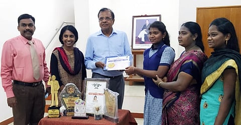 தூயதமிழ்ப் பற்றாளா் விருதுபெற்ற காரைக்குடி மாணவிக்கு பாராட்டு