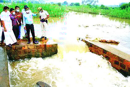 சின்னசேலம் அருகே உபரி நீா் வெளியேறும் கடத்தூா் ஏரியை பாா்வையிட்ட மாவட்ட ஆட்சியா் பி.என்.ஸ்ரீதா்.