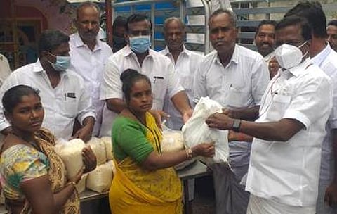 பணிக்கன்குப்பத்தில் நரிக்குறவா் சமுதாயத்தினருக்கு மழை நிவாரணப் பொருள்களை வழங்கிய சபா.ராஜேந்திரன் எம்எல்ஏ.