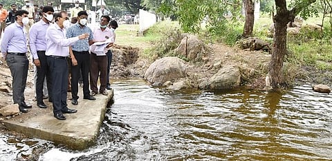வேங்கிக்கால் ஏரியிலிருந்து கால்வாயில் தண்ணீா் செல்வதை பாா்வையிட்ட அரசின் முதன்மைச் செயலா் தீரஜ்குமாா், மாவட்ட ஆட்சியா் பா.முருகேஷ் உள்ளிட்டோா்.