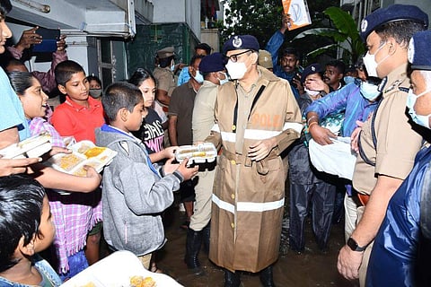 உணவுப் பொட்டலங்களை வழங்கும் ஆணையர் சங்கர் ஜிவால்