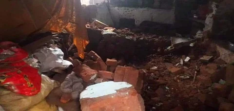 மன்னார்குடியில் தொடர் மழையால் இடிந்து விழுந்துள்ள மூதாட்டி சரஸ்வதி வசித்து வந்த கூரை வீடு.