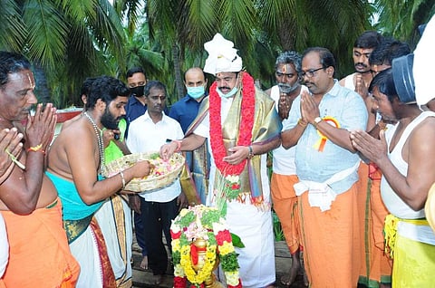 நெடுங்குளம் பகுதியில் வரதராஜ பெருமாள் ஆலய கும்பாபிஷேக விழாவில் பங்கேற்று சுவாமி தரிசனம் செய்த முன்னாள் தமிழக முதல்வர் எடப்பாடி பழனிசாமி.