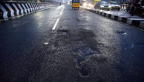 சேதமடைந்த கோயம்பேடு மேம்பால சாலை