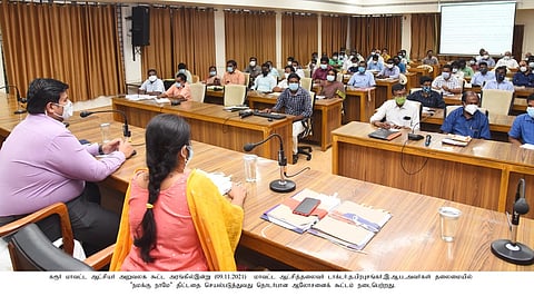 மக்கள் நலத்திட்டங்கள் செயல்படுத்த தேவையான நிதியுதவி அளிக்க முன்வாருங்கள்: தொழிலதிபா்களுக்கு கரூா் ஆட்சியா் அழைப்பு