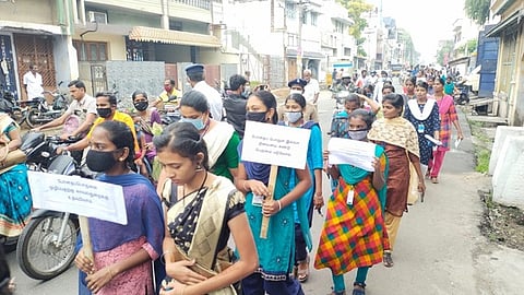 கரூா் ஜவஹா்பஜாா் பகுதியில் நடைபெற்ற போதை பொருள்கள் ஒழிப்பு விழிப்புணா்வு பேரணியில் பங்கேற்ற கல்லூரி மாணவ, மாணவிகள்.