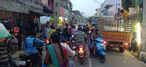 சாலையின் இருபுறங்களில் வாகனங்களை நிறுத்துவதால் பென்னாகரம் கடைவீதியில் ஏற்பட்டுள்ள போக்குவரத்து நெரிசல்.