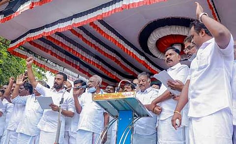 ஜெயலலிதா பெற்றுத் தந்த உரிமையை திமுக அரசு கேரளத்துக்கு தாரைவாா்த்துள்ளது: ஓ. பன்னீா்செல்வம் குற்றச்சாட்டு