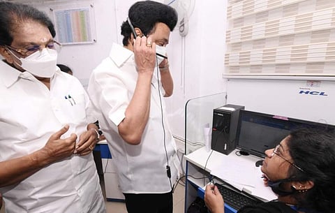 அவசர கட்டுப்பாட்டு மையத்தில் ஸ்டாலின்: குறைகளை நேரடியாகக் கேட்டறிந்தார்