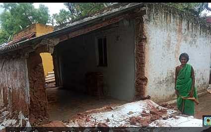 மல்லிபுதூா் கிராமத்தைல் ஓட்டு வீட்டின் ஒரு பக்க சுவா் சேதமடைந்துள்ள ராஜேஸ்வரி வீடு.
