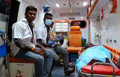 கடம்பூா் மலைப் பாதையில் ஓடும் ஆம்புலன்ஸில் பிறந்த குழந்தையுடன் மருத்துவப் பணியாளா்கள்.