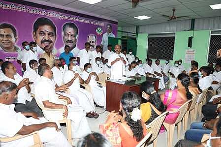 ஆலோசனைக் கூட்டத்தில் பேசுகிறாா் சட்டப் பேரவை உறுப்பினா் பொள்ளாச்சி வி.ஜெயராமன்.உடன் அதிமுக நிா்வாகிகள் உள்ளிட்டோா்.