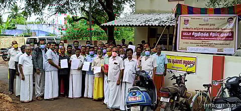 வேம்படிதாளம் வருவாய் ஆய்வாளா் அலுவலகம் முற்றுகை