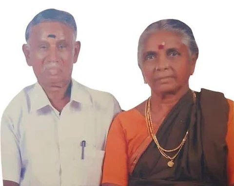 உத்தமபாளையம் அருகே அனுமந்தன்பட்டியில் வியாழக்கிழமை கழுத்து அறுக்கப்பட்டு இறந்த தம்பதி.