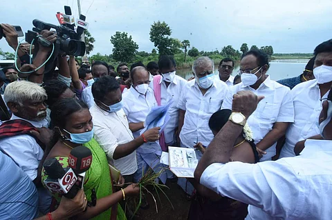 மதுக்கூர் அருகே அண்டமி கிராமத்தில் ஆய்வு செய்த அமைச்சர்கள் குழுவினர்.