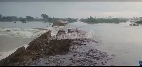 ஆரணி ஆற்றில், பெரும்பேடு குப்பம் பகுதியில் உடைப்பு ஏற்பட்டு வெள்ள நீர் ஊருக்குள் செல்கிறது.