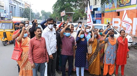 பள்ளி மாணவியின் இறப்புக்கு நீதி கேட்டு ஆட்சியர் அலுவலகம் முன்பு ஆர்ப்பாட்டத்தில் ஈடுபட்ட அனைத்திந்திய ஜனநாயக மாதர் சங்கத்தினர் மற்றும் இந்திய மாணவர் சங்கத்தினர்.