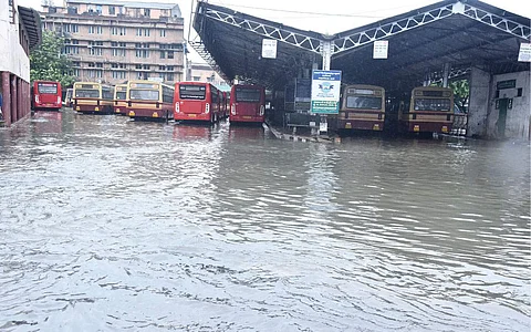 மழை வெள்ளம் சூழ்ந்த தி.நகர் பேருந்து நிலையம்.