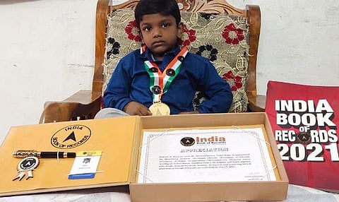 இந்தியா புக் ஆஃப் ரெக்கார்ட்ஸ் புத்தகத்தில் இடம் பெற்று சாதனை படைத்த சிறுவன் சுக்ரீத்.