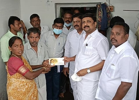 ராசிபுரத்தில் மழை வெள்ளத்தால் பாதிக்கப்பட்ட பொதுமக்களுக்கு நிவாரணம் வழங்கல்